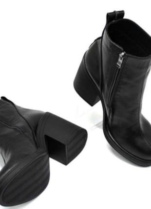 Кожаные черные ботинки на каблуке