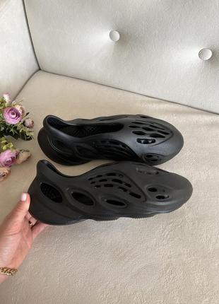 Черные кроссовки в стиле adidas yeezy foam runner