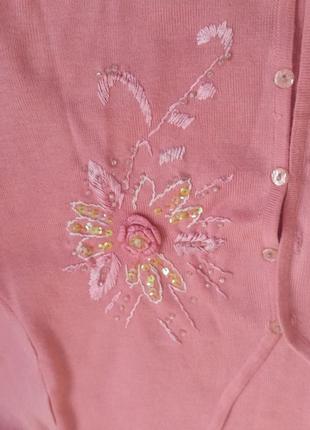 Розовая кофта с цветами