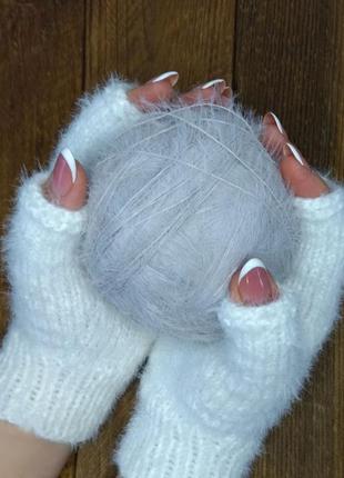 Пушистые светлые митенки - женские перчатки без пальцев