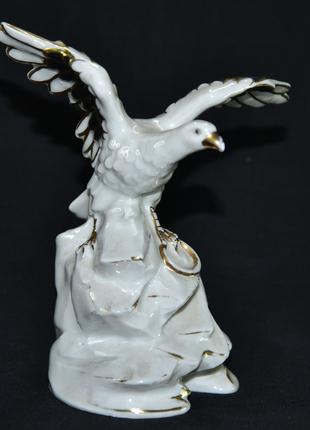 Фарфоровая статуэтка "Орел на скале"