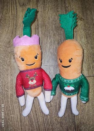 Две морковки игрушки в новогодних свитерах