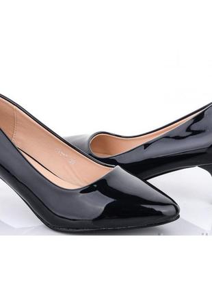 Женские черные лаковые туфли на каблуке модельные (размеры: 36...