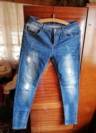 Взвешенные джинсы с потертостями