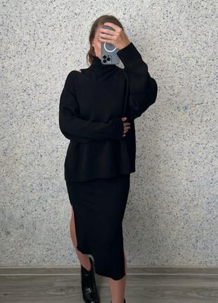 Жіночий вʼязаний чорний костюм з сукнею