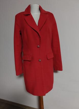 Красное кашемировое пальто