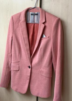 Красивый пиджак / блейзер в розовом цвете от esprit