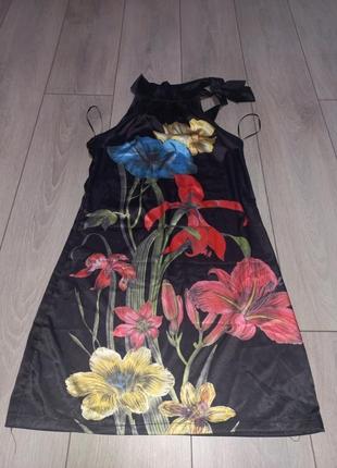 Платье атласное с цветами
