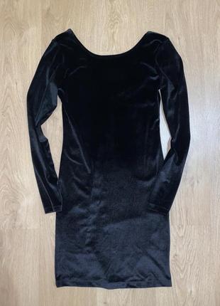 Черное сдержанное платье велюровое, классическое силуэтное платье