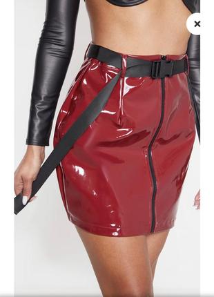Темно-красная виниловая мини-юбка с молнией спереди plt размер...
