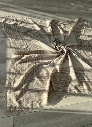 Стильный бежевый платок с геометрическими принтом шарф платок
