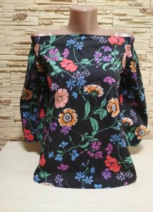 Коттоновая блуза с открытыми плечами в цветочный принт