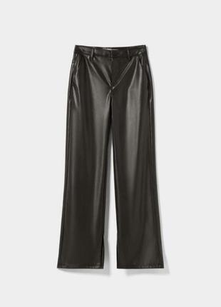 Крутые широкие брюки из эко-кожи bershka - л или 12