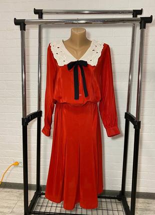 Винтажное красное платье с белым воротником