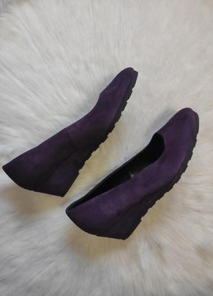 Фиолетовые туфли балетки натуральные замшевые на низкой танкет...