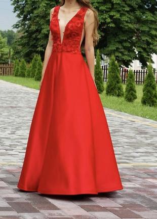 Атласна червона сукня