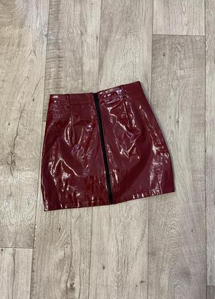 Темно-красная виниловая мини-юбка с молнией спереди plt размер...