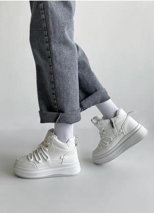 Утепленные кроссовки в трендовом дизайне