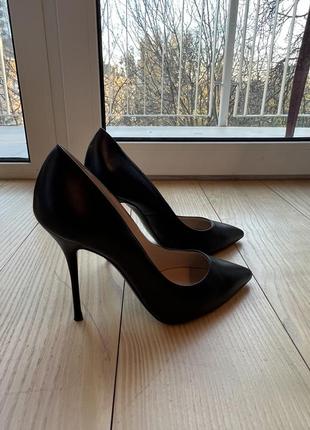 Ідеальні чорні туфлі casadei