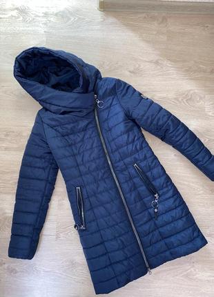 Женское пальто на осень или теплую зиму синего цвета