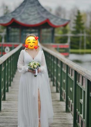 Весільна сукня з довгим рукавом з розрізом
