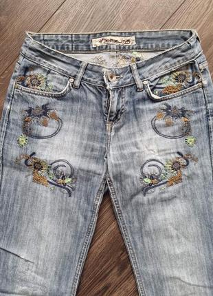 Продам женские джинсы р.46 с вышивкой