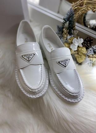 Женские кожаные лоферы Prada, туфли лоферы Прада белые, 38 размер