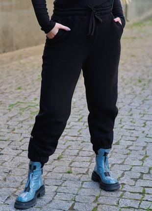 Женские брюки-джогеры на флисе черного цвета 383992