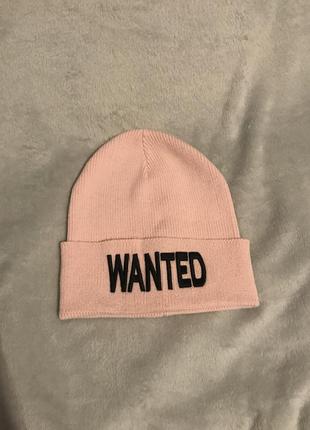 Розовая шапка stradivarius “wanted” надпись