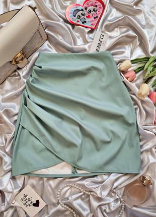 Мини юбка с эко кожи со складками фисташкового / бирюзового цвета