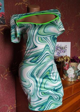 Короткое платье с ярким разноцветным принтом от prettylittlething