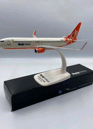 Модель літака Boeing 737-800 SkyUp масштаб 1:200 (20 см)