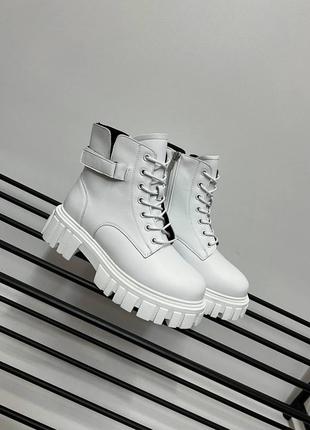 Зимові черевики білого кольору