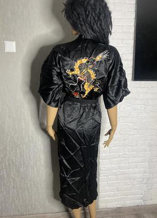 Сатиновый халат в японском стиле с вышивкой на спинке