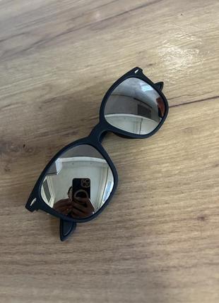 Солнцезащитные зеркальные очки черные