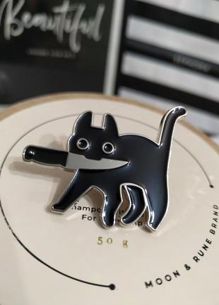 Пін чорний кіт з ножем значок ніж брошка котик