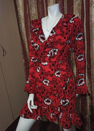 Красное мини платье с длинным рукавом и поясом, с цветочным пр...