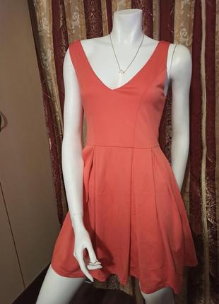 Новое кораловое короткое платье с плиссированной юбкой и v-обр...