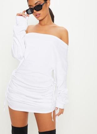 Белое платье свитер с открытыми плечами