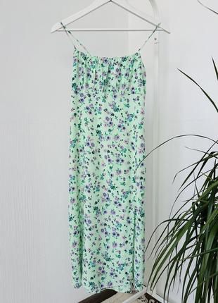 Летнее платье из вискозы с разрезами в цветочный принт
