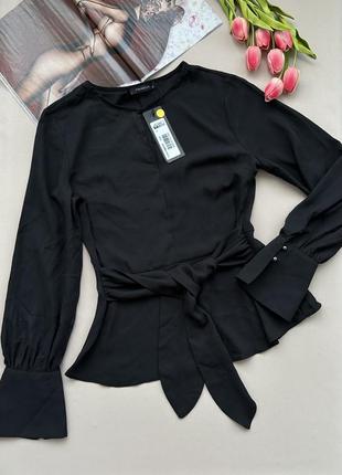 Черная блуза с длинными рукавами