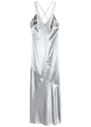Вечернее серебристое платье в бельевом стиле