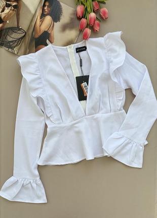 Белоснежная блузка с глубоким декольте