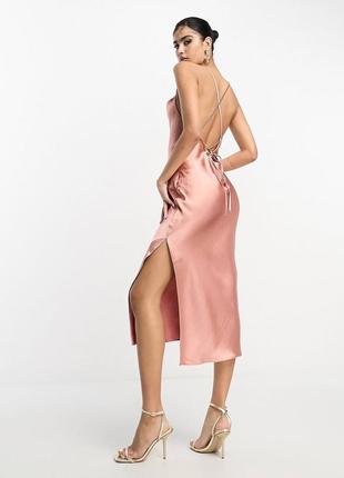 Платье миди в бельевом стиле с разрезом на ножке розовое золото