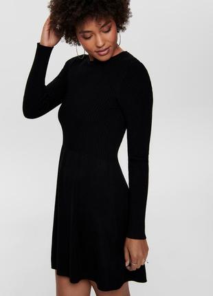 Черное трикотажное платье в рубчик с длинными рукавами