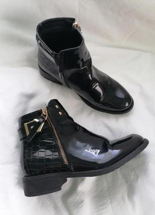 Женские черные лакированные ботинки