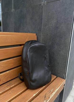 Рюкзак из эко кожи, черный, с металлической фурнитурой.
