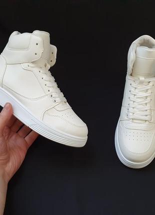 Білі черевики
