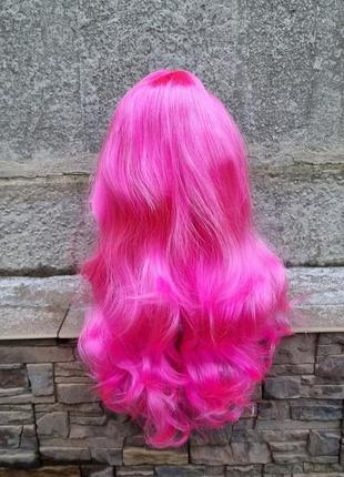 Розовый волнистый парик