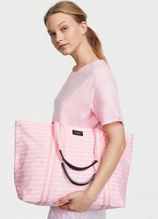 Victoria's secret

stripe tote

пляжна сумка в рожеву смужку в...